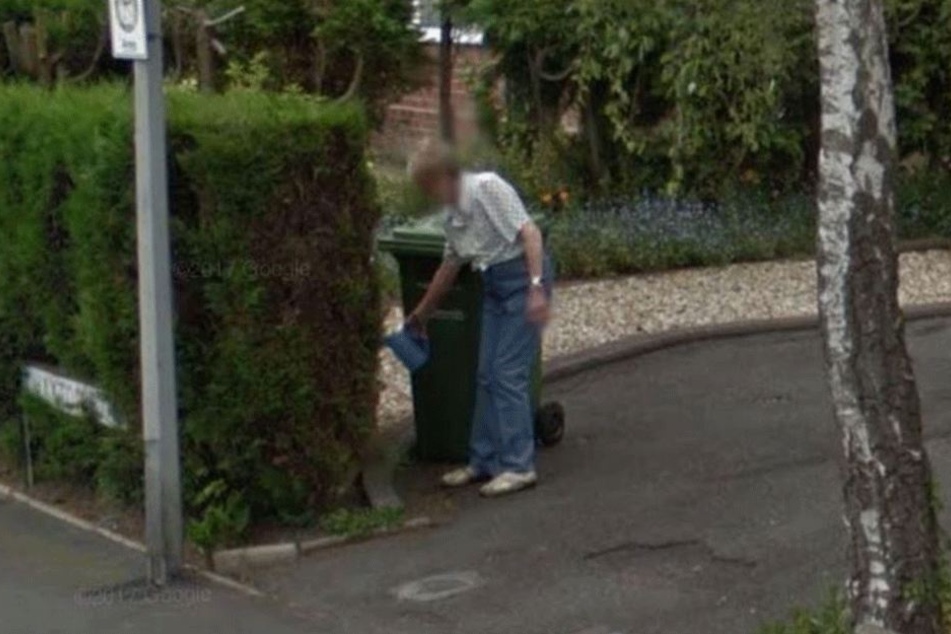 Das Google-Street-View-Auto machte in dem Moment Fotos, als die mittlerweile verstorbene Mutter von Denise Underhill in der Auffahrt stand.