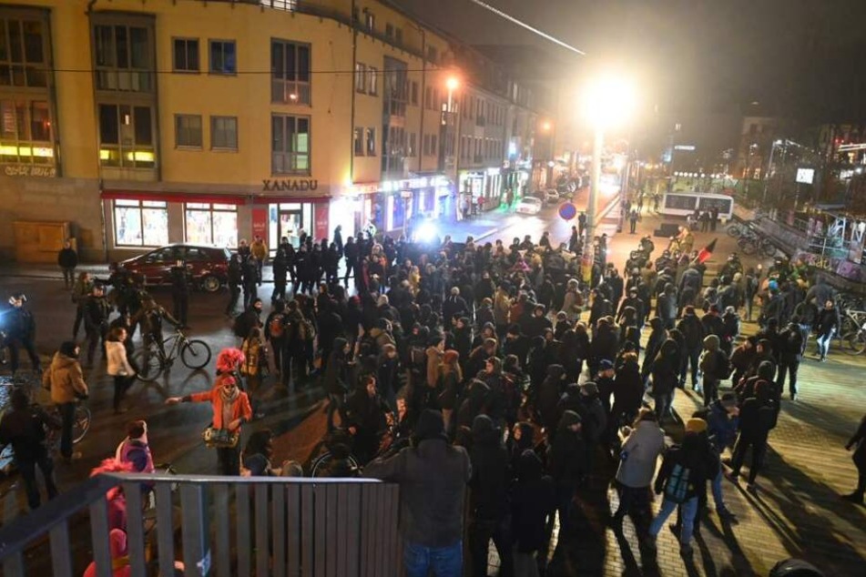 Auf der Alaunstraße stehen die Demo-Teilnehmer.