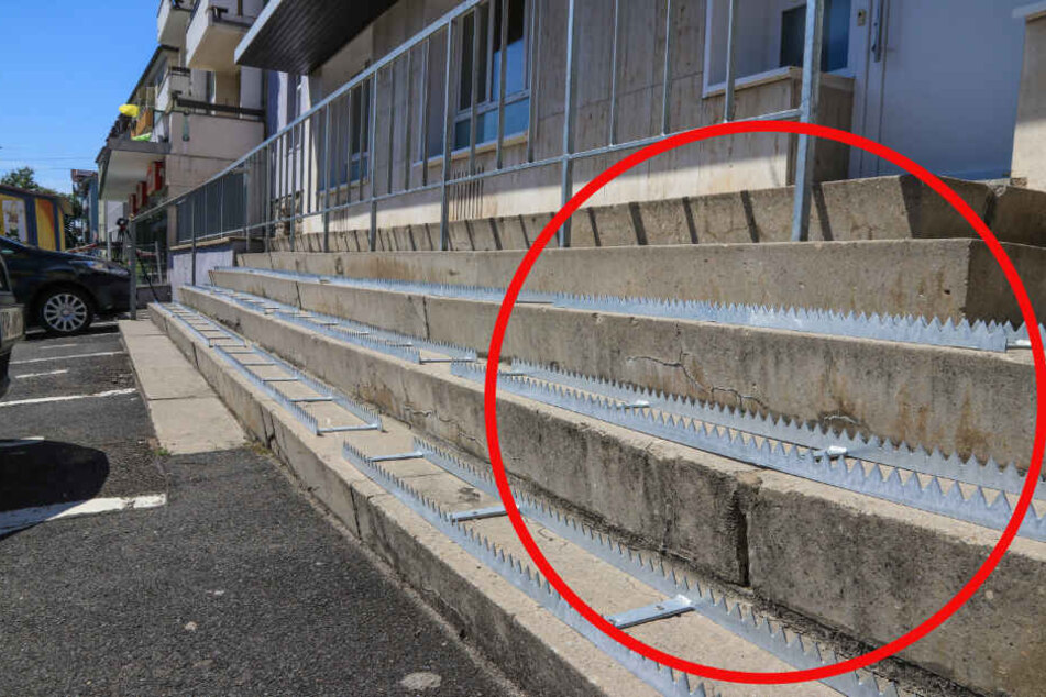 Auf drei Stufen wurden die spitzen Metallstacheln installiert.