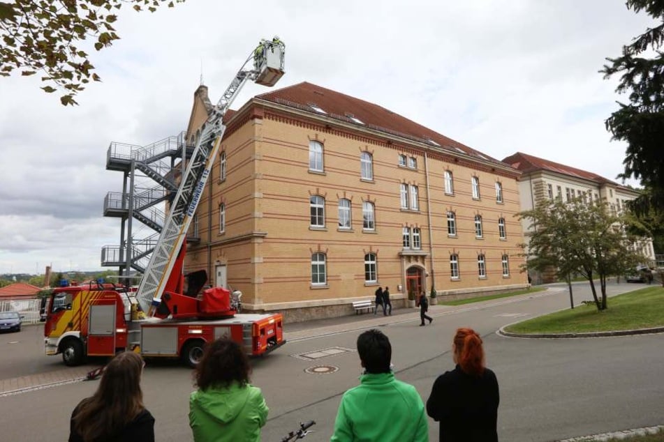 Feuerwehr-Einsatz wegen eines Mannes auf dem Dach des Verwaltungsgebäudes in Zwickau.