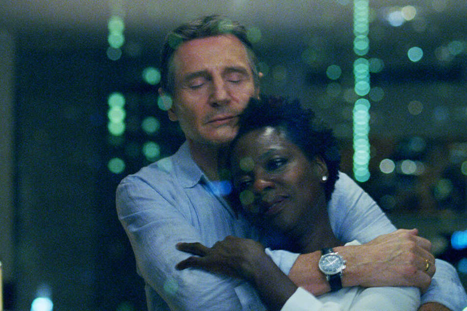 Harry Rawlin (l., Liam Neeson) umarmt seine Frau Veronica (Viola Davis) liebevoll.