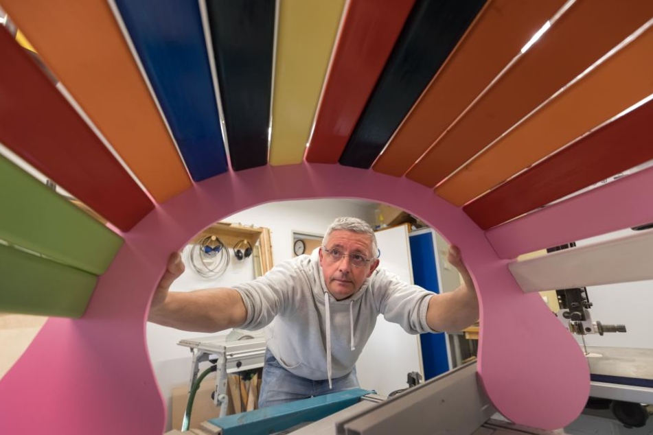 Arbeitstherapie in der Suchtklinik: Ergotherapeuth Wolfgang Stiens (52) spürt durch Schreinerarbeiten verschollene Fähigkeiten bei Suchtpatienten auf.