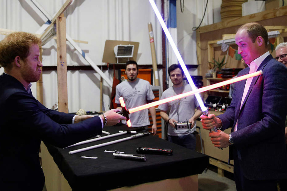 Die Prinzen Harry (l.) und William am "Star Wars"-Set.