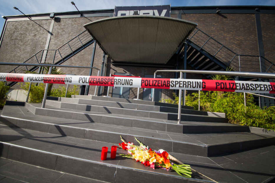 Vod dem Eingang des Clubs "Grey" in Konstanz wurden Blumen und Kerzen niedergelegt. Ein Mann tötete am 30.07.2017 einen Türsteher mit einem Sturmgewehr (Archivbild)