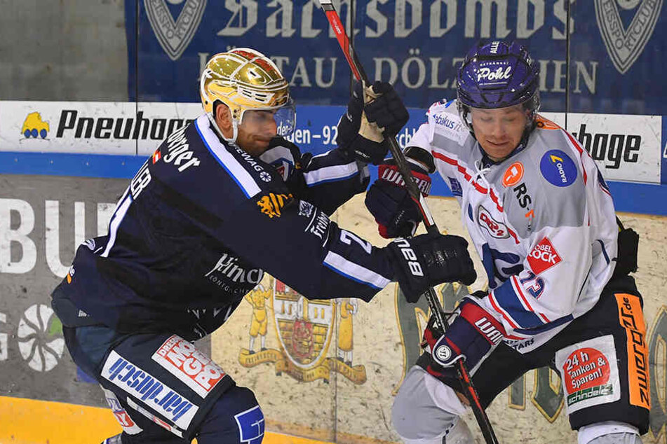 Eislöwe Alexander Höller im Zweikampf mit dem Ravensburger Vincenz Mayer.