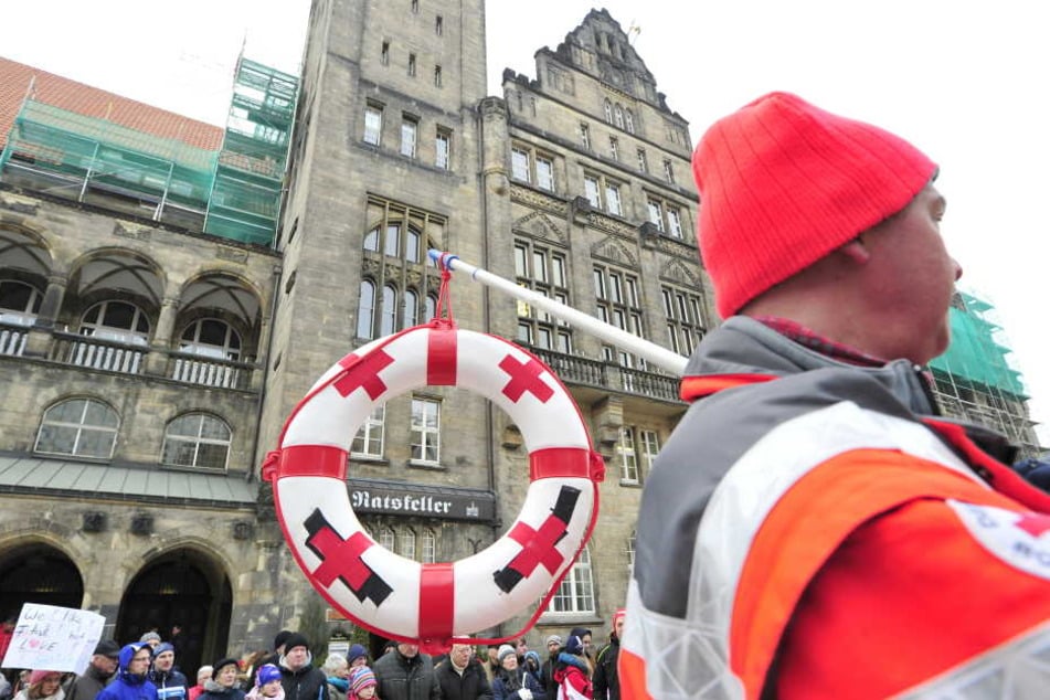 Demo für den Bau der Schwimmhalle vorm Chemnitzer Rathaus.