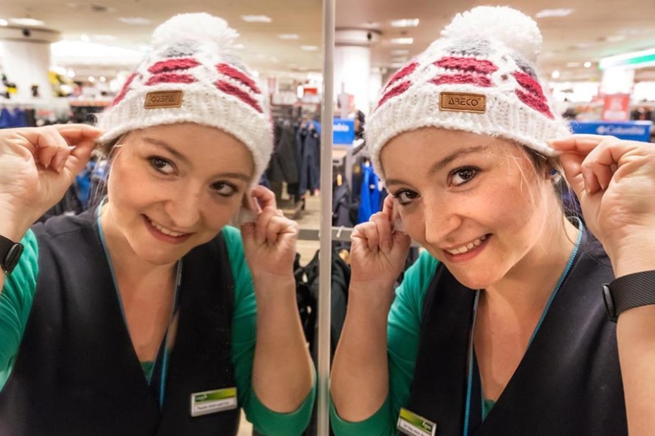 Mützen, Handschuhe, Schals: alles gerade sehr gefragt. Kaufhof-Mitarbeiterin
Mandy Lesch (35) hat die passenden Modelle.