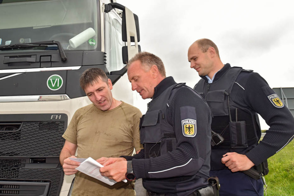 Francis-Atilla Ghergely (39, v.l.) bekommt den Flyer von Steffen Ehrlich(54) und Martin Ebermann (30) erklärt.