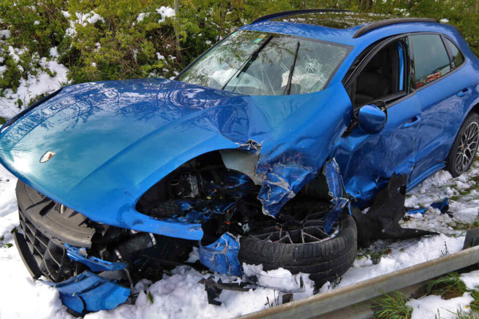 Ein Porsche Cayenne wurde bei einem Unfall auf der B12 schwer beschädigt.