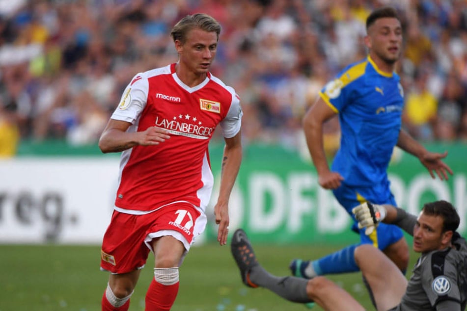 Simon Hedlund läuft an Jenas Torwart jo Coppens vorbei.