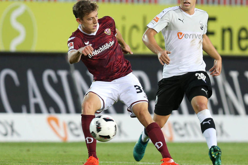 Körperfinten sind seine Stärke: Niklas Hauptmann (l.) gegen den Sandhäuser Thomas
Pledl.