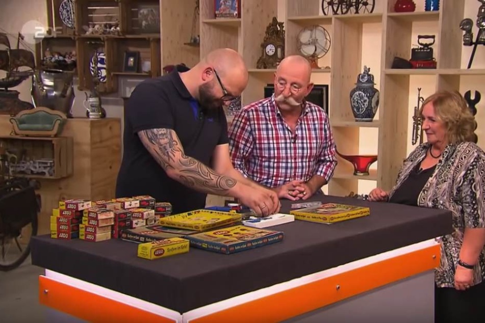 Horst Lichter und Sven Deutschmanek schauen sich Utes Lego-Schatz an.