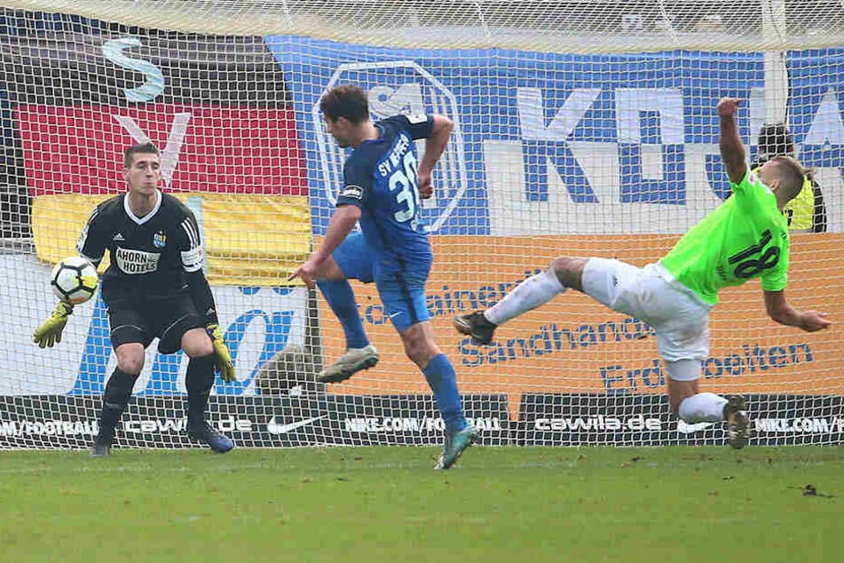 Das 3:2 für den SV Meppen! Wieder hat Benjamin Girth (l.) getroffen, CFC-Schlussmann Kevin Kunz und der an Boden liegende Maurice Trapp waren machtlos.