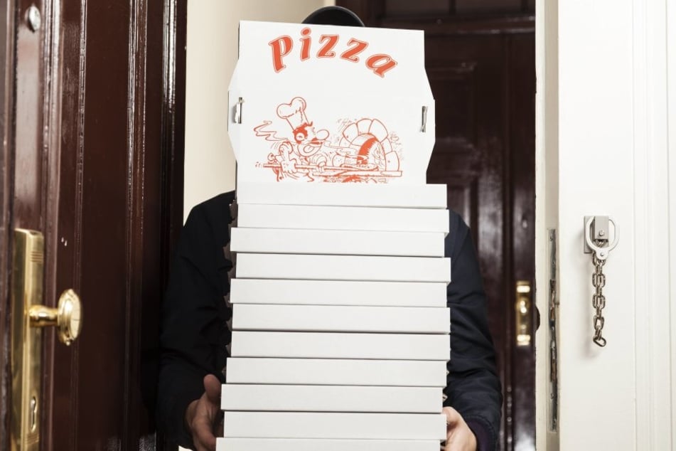Ein Polizist nahm seine Pizza nackt in Empfang. Ein klares NoGo.