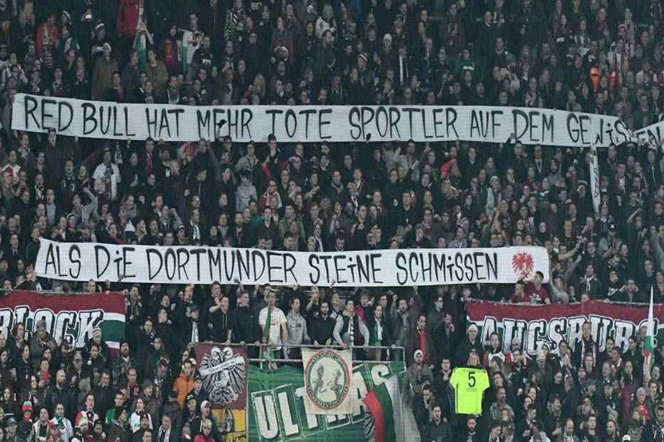 Augsburger Anhänger mit der fragwürdigen Botschaft an RB Leipzig und die Fans.
