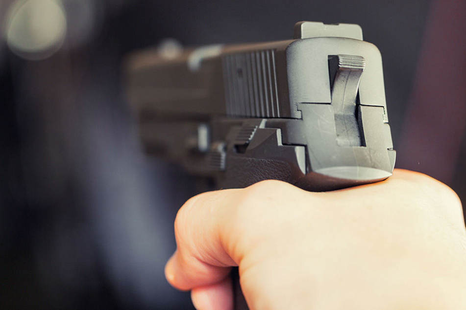 Mit einem Schreckschussrevolver bedrohten die drei Männer den Flüchtling. (Symbolbild)