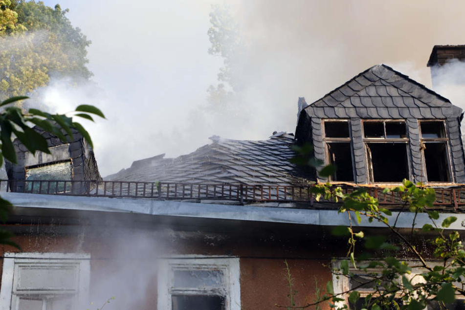 Bei dem Gebäude bestand akute Einsturzgefahr, die Feuerwehr konnte nur von außen löschen.
