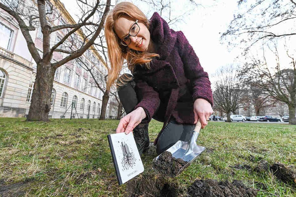 Matabooks-Mitarbeiterin Franziska Mahr (25) pflanzt ein veganes Samenbuch in die Erde ein.