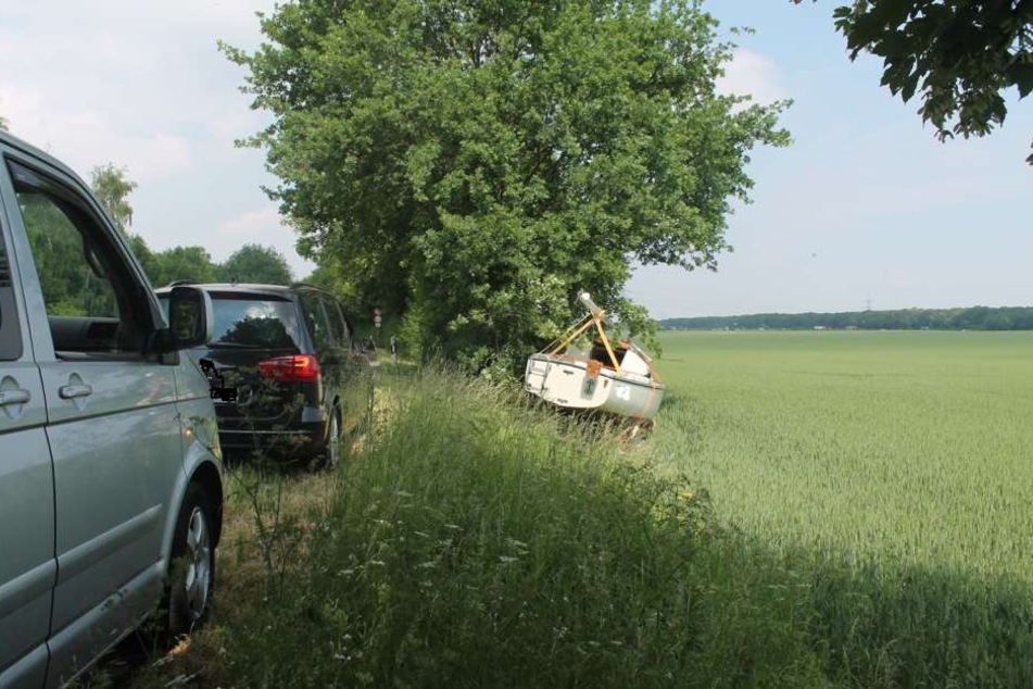 Das Schiff samt Anhänger rollte in das Feld.