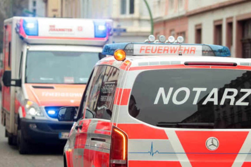 Bei einem Verkehrsunfall ist eine 49-jährige Autofahrerin ums Leben gekommen. (Symbolbild)
