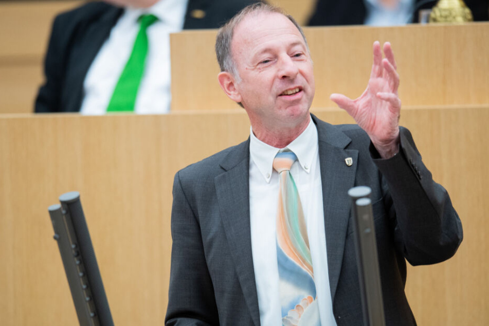 Rainer Balzer spricht während einer Sitzung i Stuttgarter Landtag.