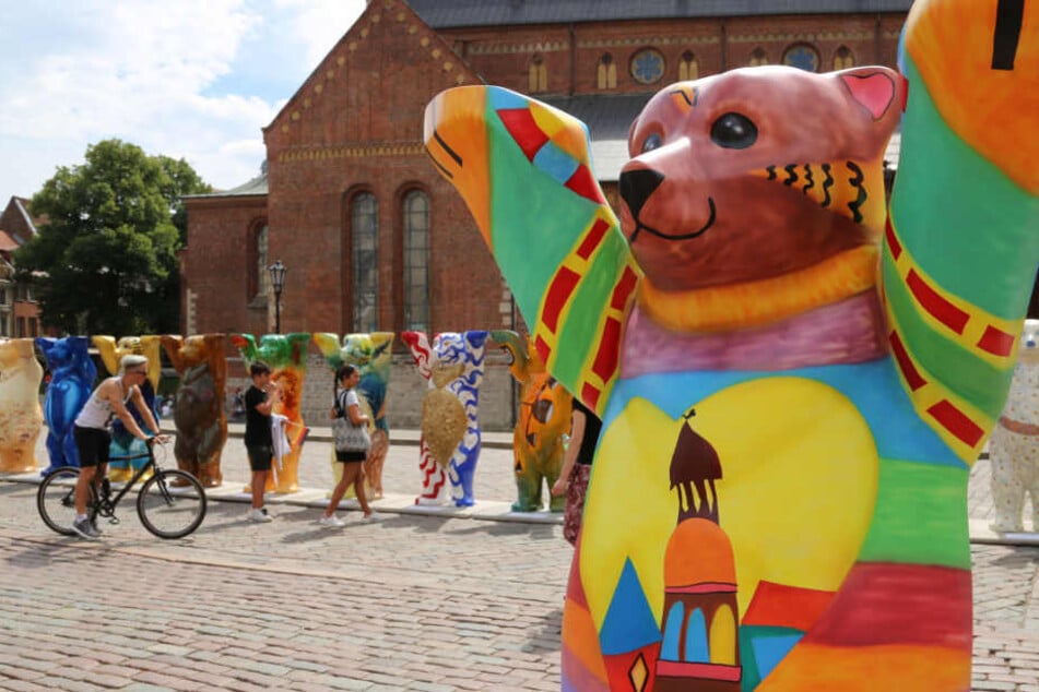 Der Riga-Bär steht auf dem Domplatz vor dem Dom.