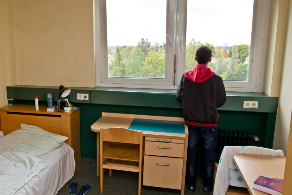 Ein 16-jähriger Flüchtling aus Eritrea steht am Fenster seines Zimmers in einer Wohngruppe für unbegleitete minderjährige Flüchtlinge. (Archivbild)