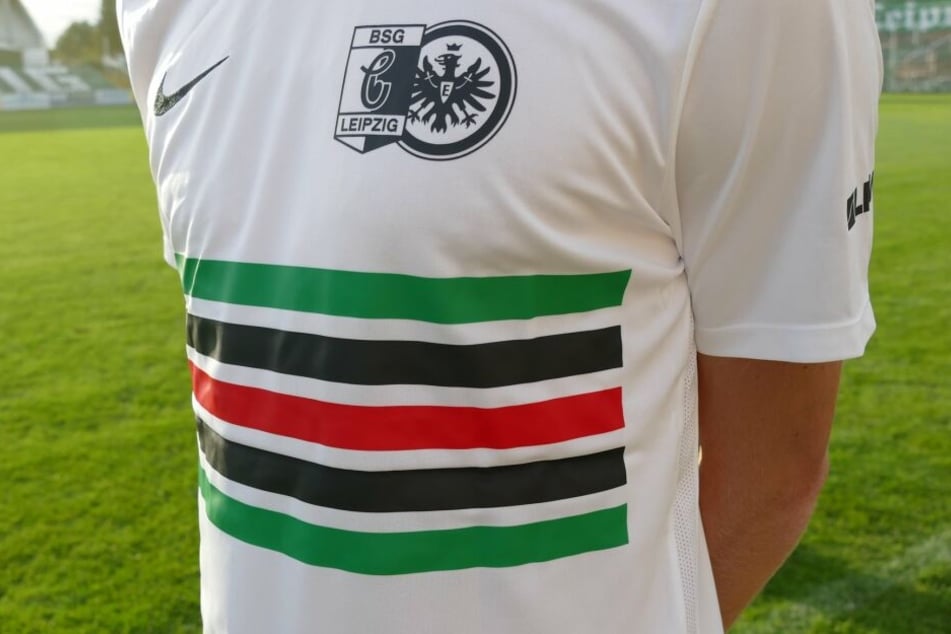 Weißer, schlichter Untergrund und im Bauchbereich Streifen in den Vereinsfarben der SGE und BSG: Das nostalgische Trikot von Chemie Leipzig.