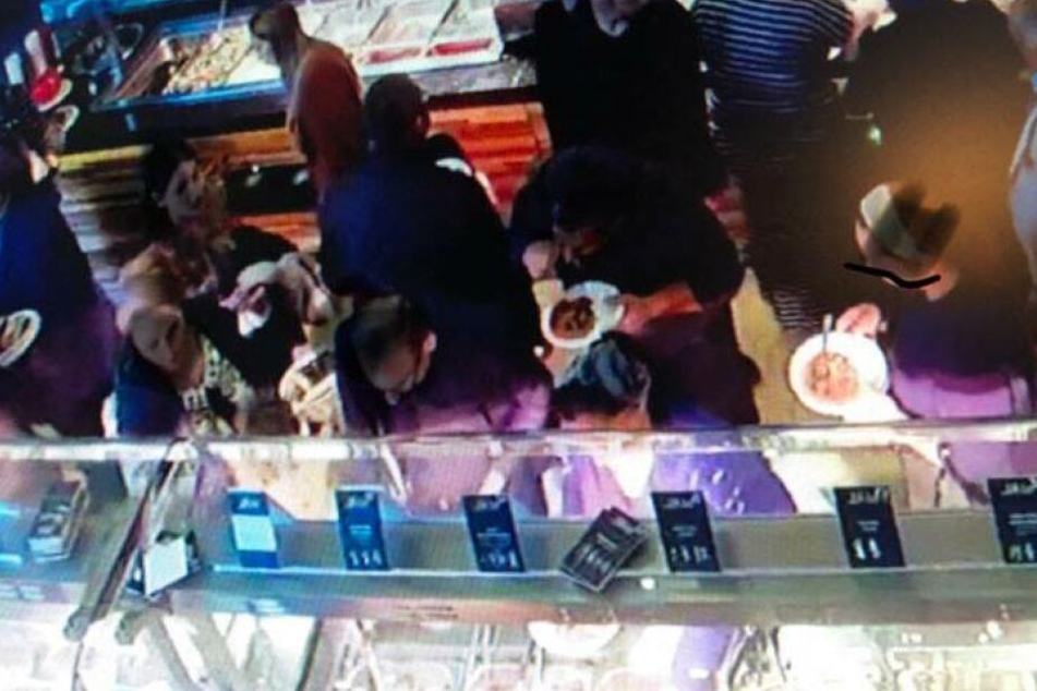 Über 150 Personen fielen über das Buffet her.