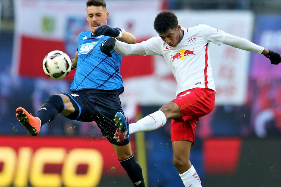 Wenn der Trainer ihn aufstellt, könnte es Leipzigs Bernardo (re.) wieder mit Stürmer Sandro Wagner zu tun bekommen.