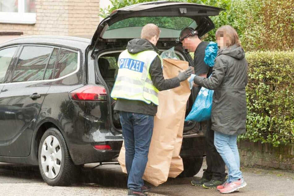 Die Ermittler stellten zahlreiche Gegenstände sicher.