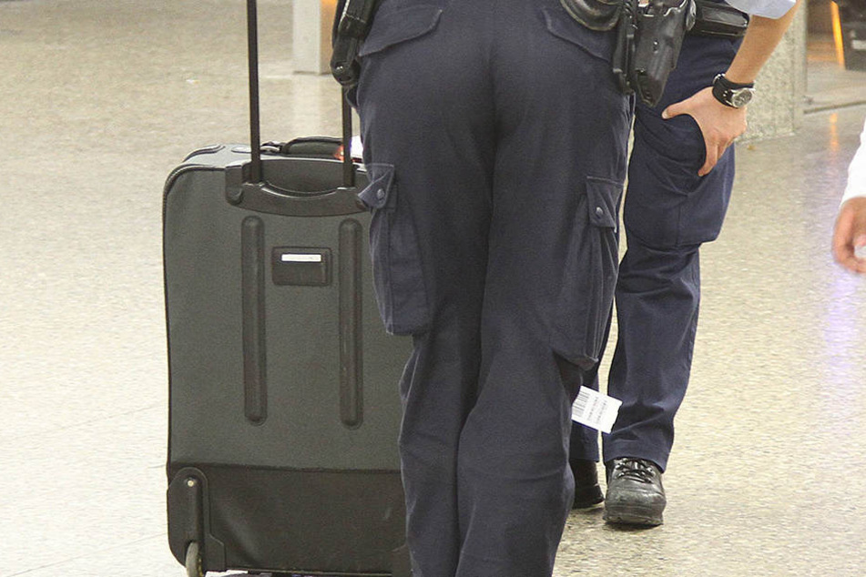 Zwölf Menschen, die sich in einem angrenzenden Bahngebäude aufhielten, wurden ebenfalls in Sicherheit gebracht.