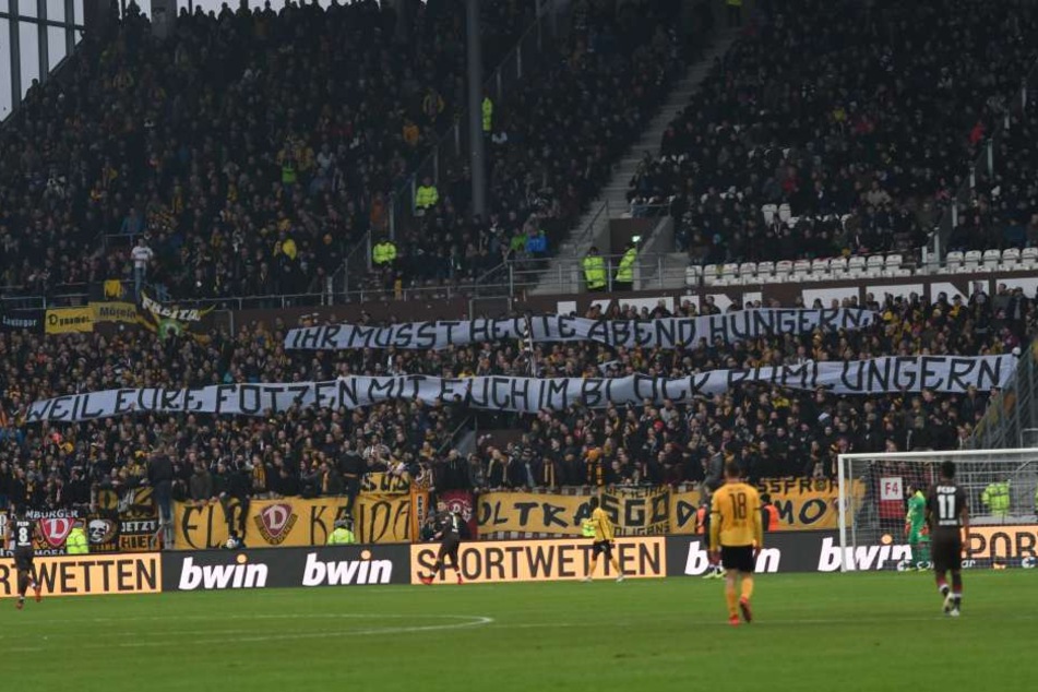 Dieses frauenverachtende Banner wurde im Gästeblock gezeigt.