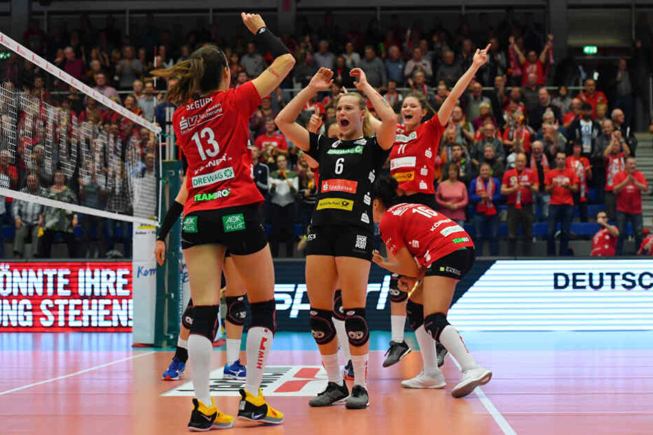 Maria Segura (v.l.), Michelle Petter, Katharina Schwabe und Rica Maase jubelten herrlich nach dem 3:0-Sieg gegen Erfurt.