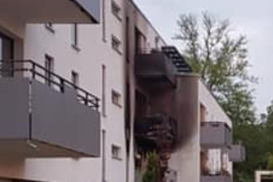 Beim Brand in einem Mehrfamilienhaus für altersgerechtes Wohnen war eine Frau gestorben.