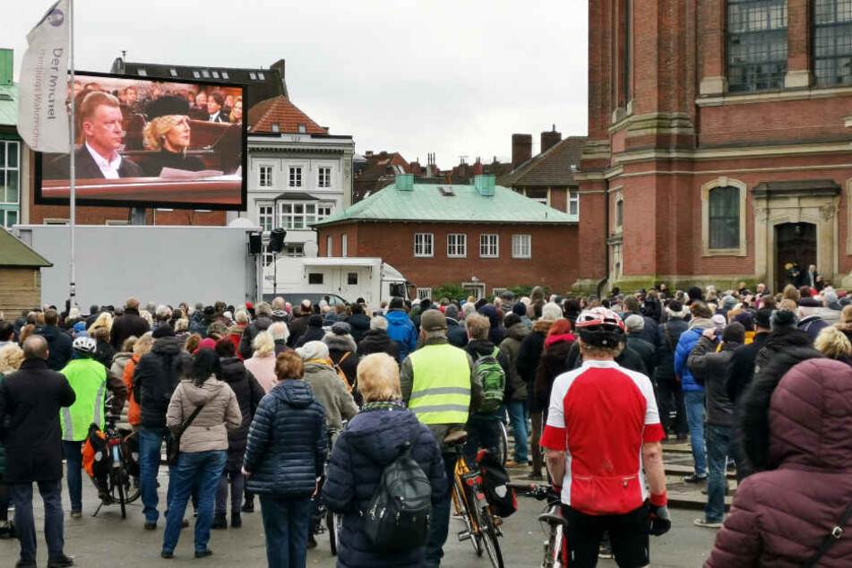 Rund 1500 Menschen verfolgten die Übertragung der Trauerfeier für Jan Fedder live vorm Michel.