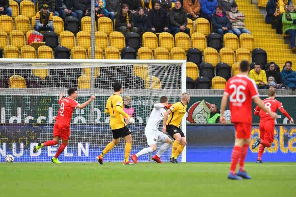 Hier trifft Alexander Mühling zum 1:0 für Kiel und dreht jubelnd ab.