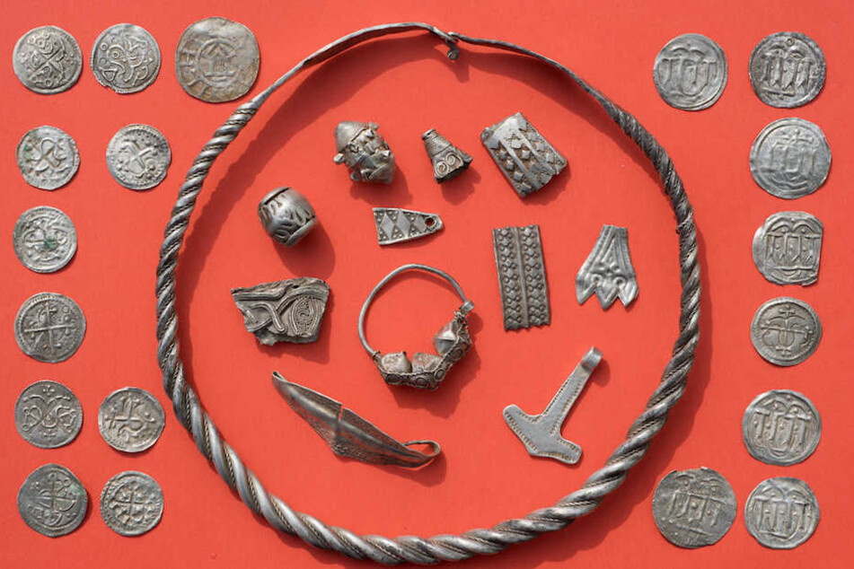 Ein Teil des Silberschatzes: Münzen, Amulette und Schmuck.