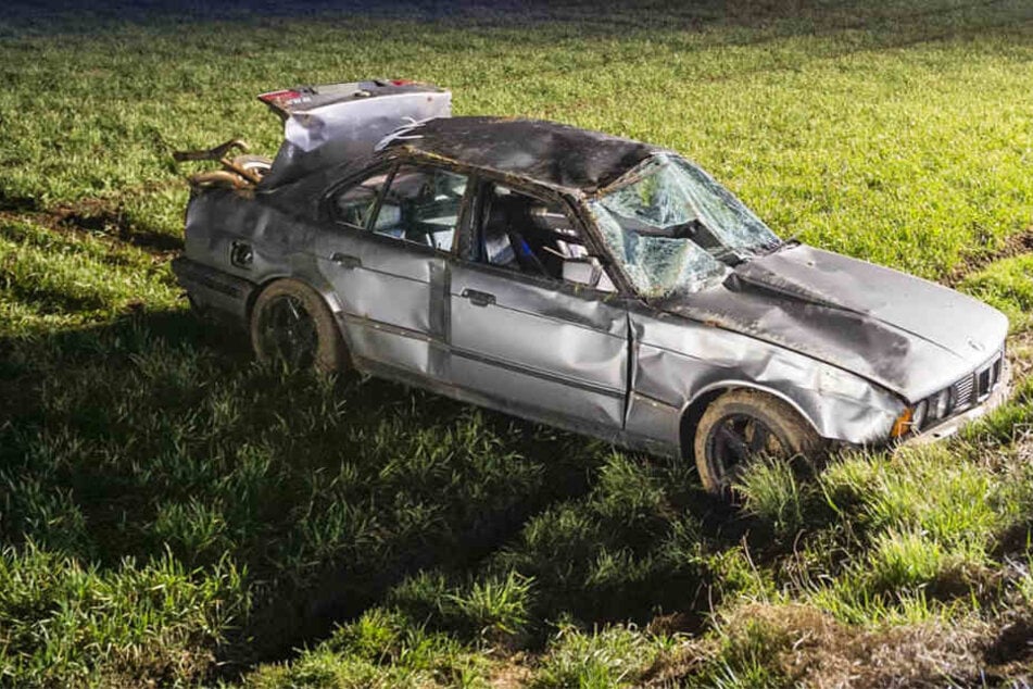 Der BMW landete schwer beschädigt in einem Feld.