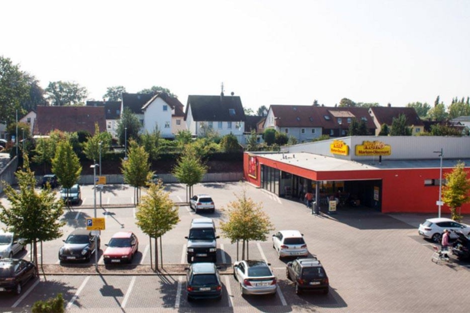 Der Netto-Markt an der Begastraße wurde am Samstagabend von zwei Räubern überfallen.