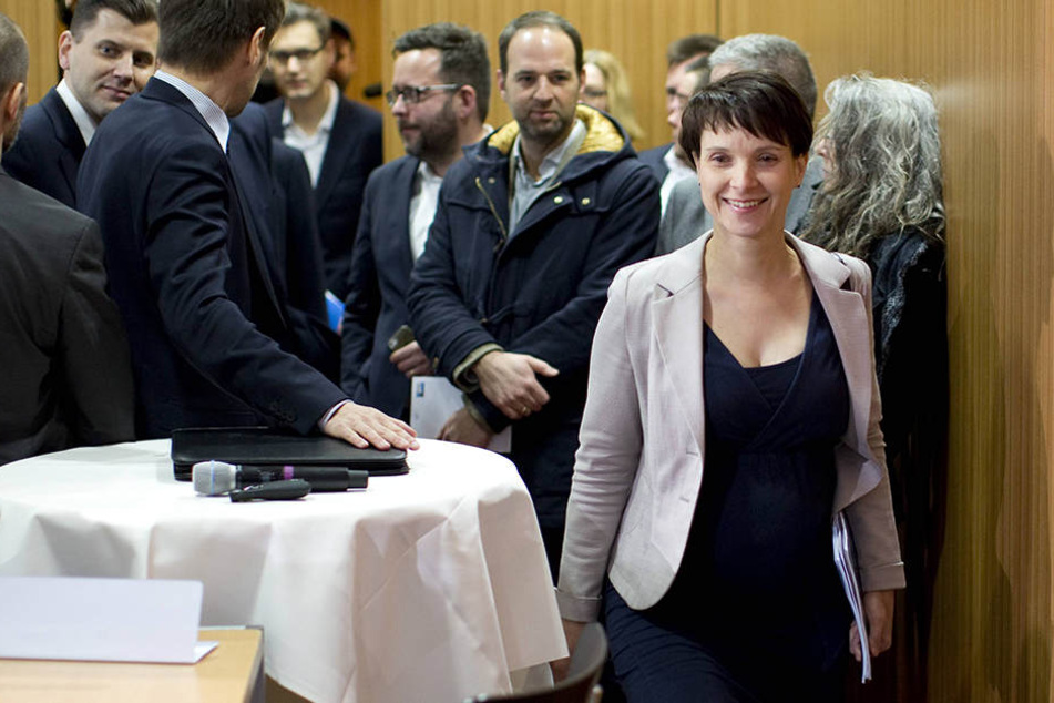 Eine Studie hat ermittelt wie die Wählerschaft von Frauke Petry (r.) & Co. tickt.