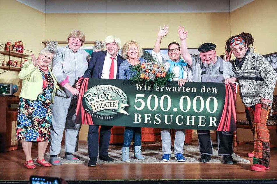 Die Darsteller von "Malzau braut sich" feiern Angelika Möckel (Mitte) auf der Bühne als Jubiläumsgast.