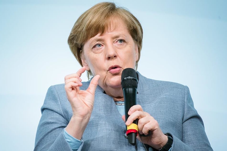 Der Wahlkampfbus von Armin Laschet macht dieses Mal mit Angela Merkel Halt in OWL.