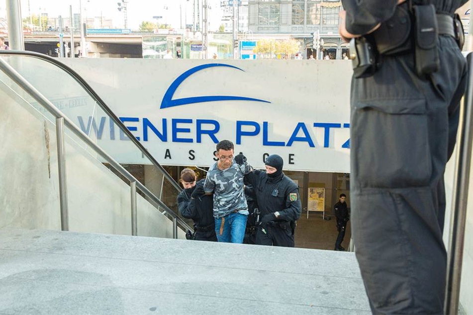 Immer wieder kommt es bei Großrazzien auf dem Wiener Platz zu Festnahmen.