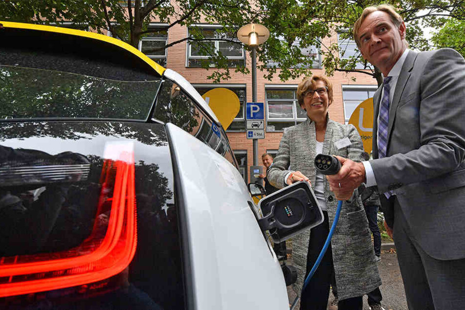 Gesine Grande, Rektorin der HTWK Leipzig, und Oberbürgermeister Burkhard Jung weihen eine innovative Ladestation ein.