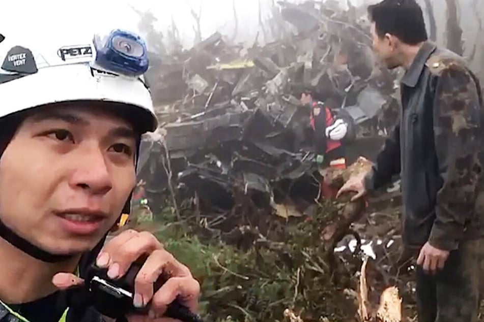 Das Videostandbild zeigt ein Notfallteam, das an der Absturzstelle des Militärhubschraubers in den Bergen von Yilan arbeitet.