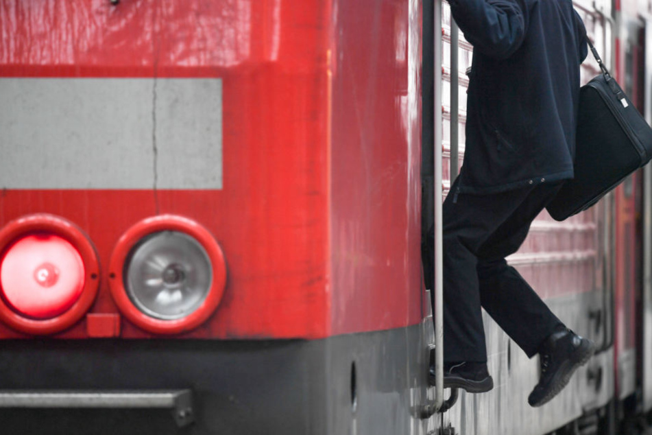 Ein Jugendlicher fuhr am Sonntag von Eilenburg nach Leipzig. Allerdings nicht im Zug, sondern auf den Trittbrettern des hinteren Führerstands.