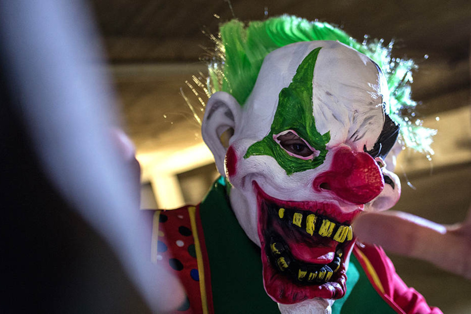 Der Unbekannte mit Clowns-Maske bedrohte am Küchwald eine junge Frau.