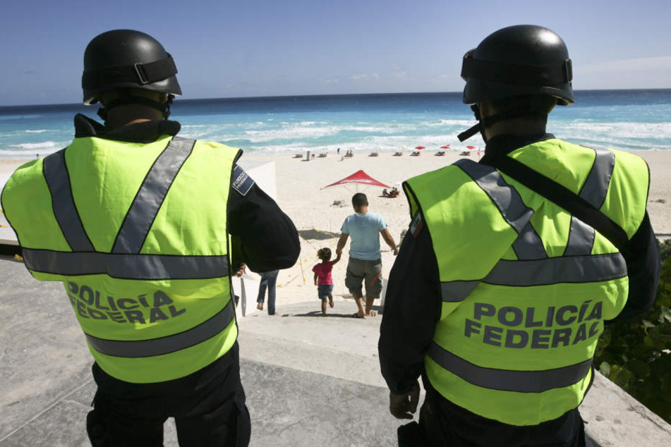 Mexikanische Polizisten patrouillieren am Strand von Cancún. (Archivbild)