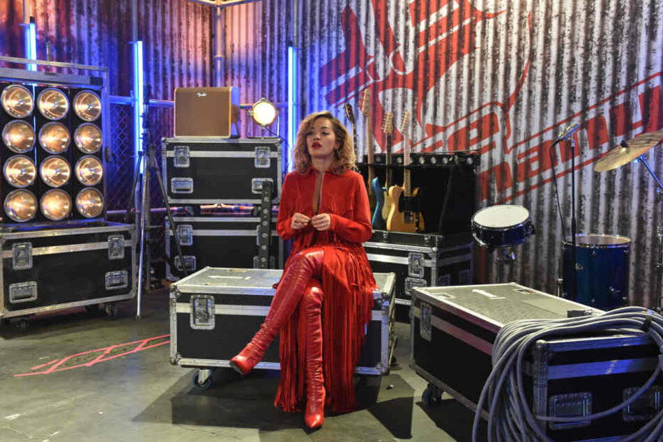 Rita Ora vor ihrem Auftritt sichtlich nervös.